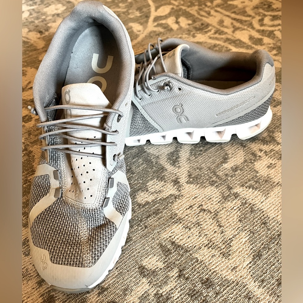 ON Cloud women’s shoes gray size 9